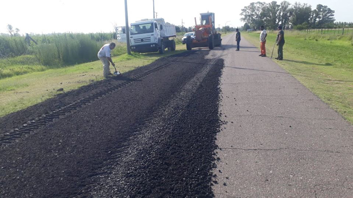 Obras de bacheo en el Acceso a French