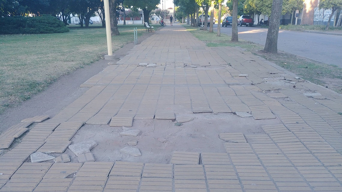​Solicitan reparar veredas de Plaza Italia y Espa&ntilde;a