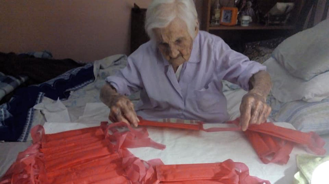 Solidaridad en tiempos de cuarentena: tiene 96 a&ntilde;os y fabrica barbijos