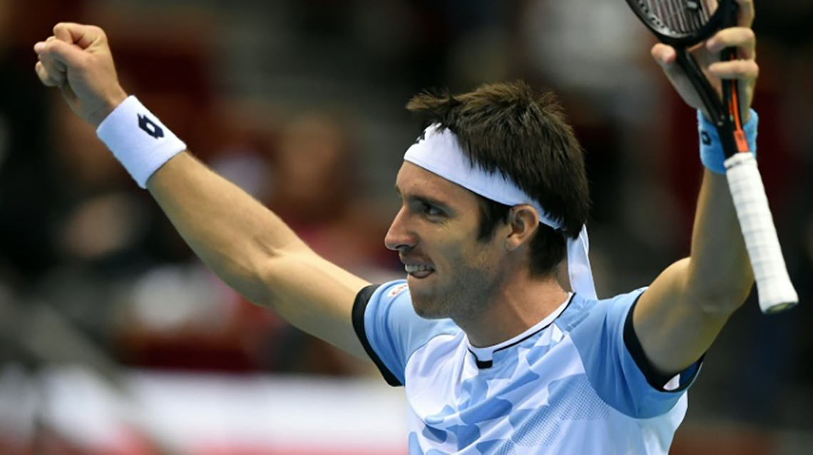 Un invencible Mayer pas&oacute; a cuartos 